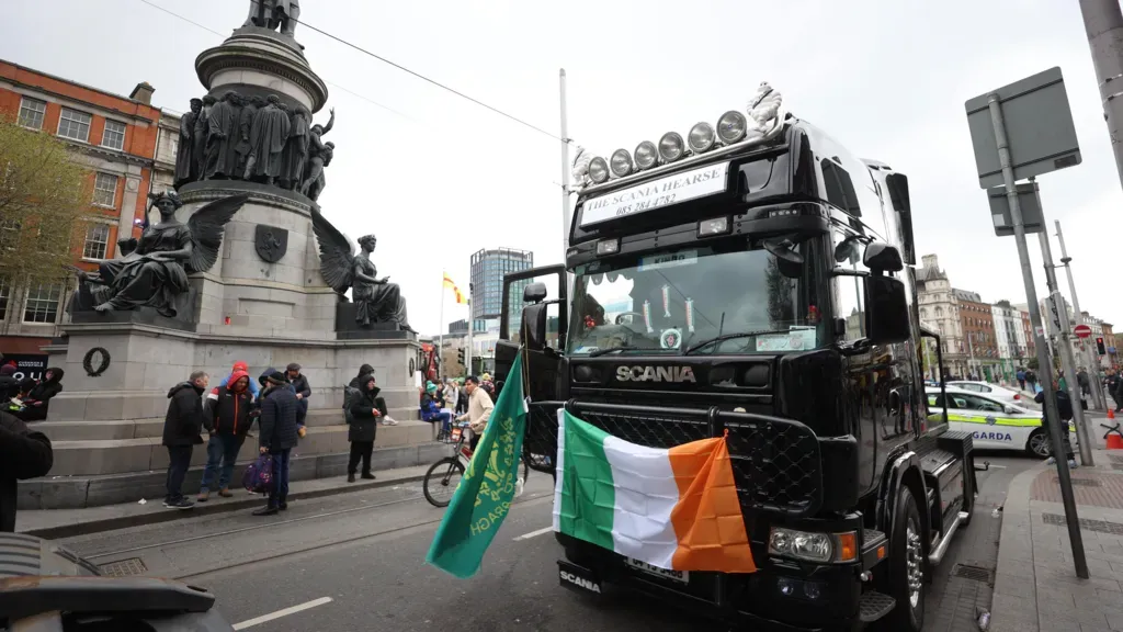 Piąty dzień protestów paliwowych w Irlandii. DPD wstrzymuje dostawy, a problemy dotykają już stacji, służb i sklepów