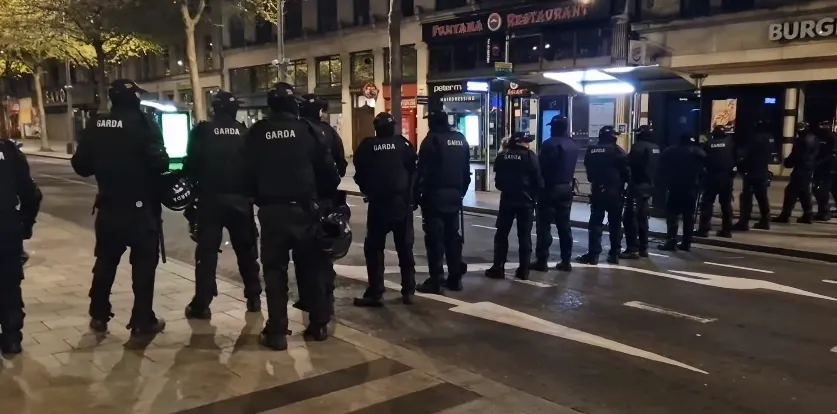 Garda usuwa blokady paliwowe. Cysterny wracają na drogi pod eskortą policji