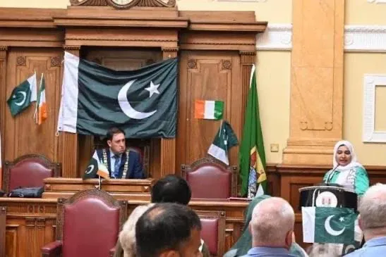 Flaga Pakistanu w Cork City Hall. Zdjęcie z irlandzkiego urzędu wywołało kontrowersje