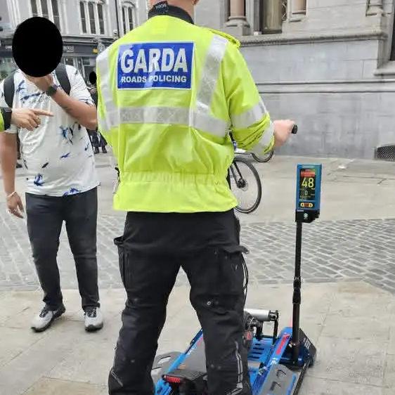 Gardaí coraz mocniej kontrolują e-scootery. Setki hulajnóg zniknęły z irlandzkich dróg