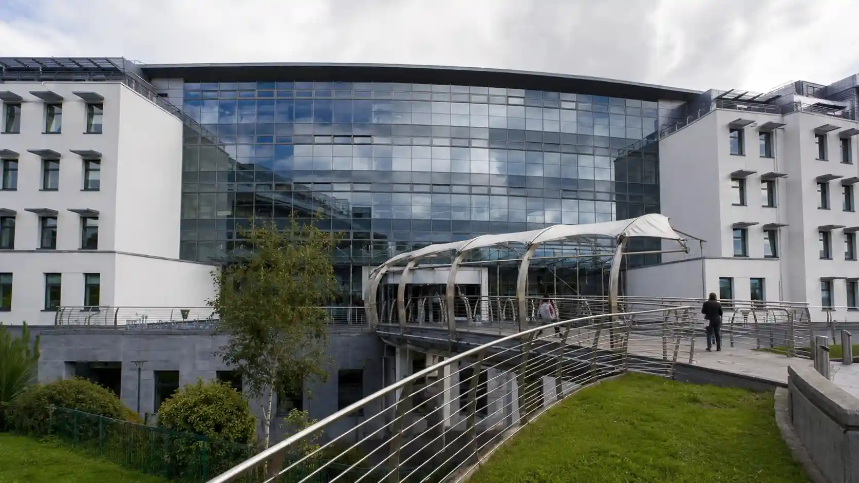 HSE ogranicza część rekrutacji. Deficyt służby zdrowia sięgnął 250 mln euro