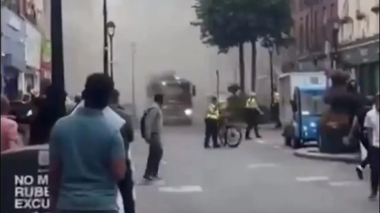 Kadr z nagrania publikowanego w mediach społecznościowych pokazuje działania służb w rejonie Talbot Street po pożarze w meczecie w centrum Dublina.