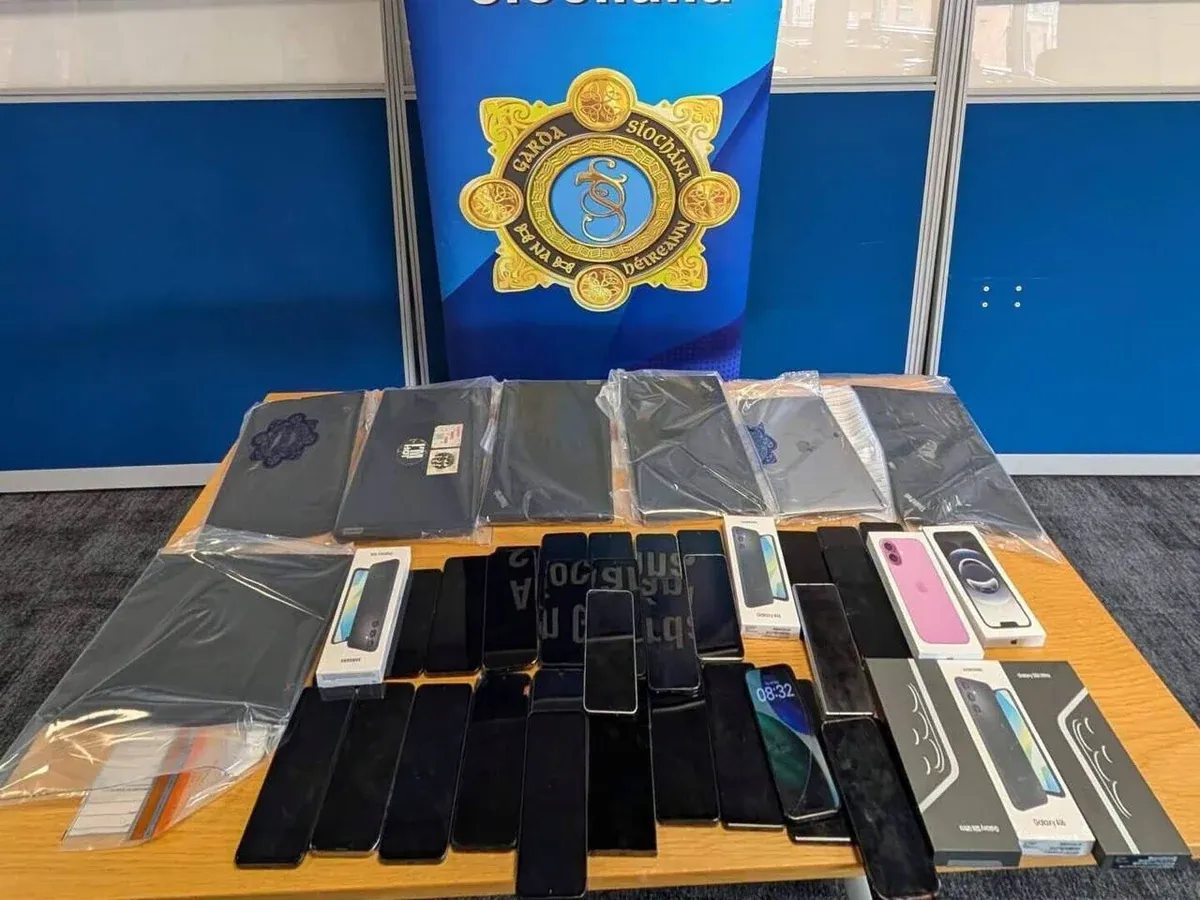 Garda odzyskała 76 skradzionych urządzeń w Dublinie. Wśród nich 40 telefonów