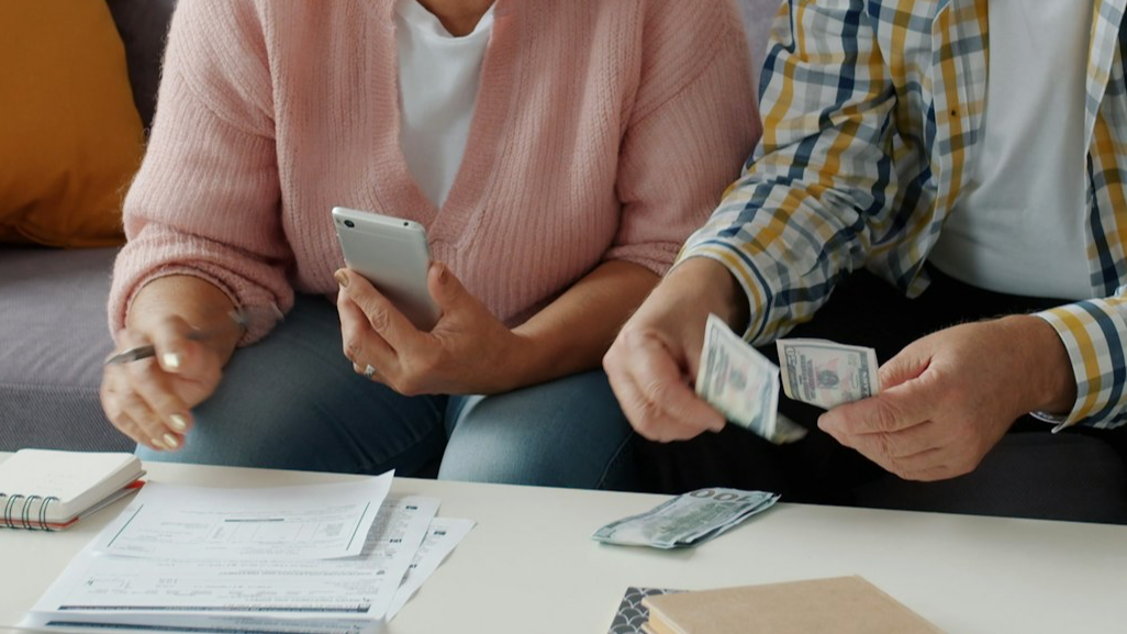 €420 rocznie na prąd lub gaz i bezpłatna licencja TV. Kto może skorzystać?